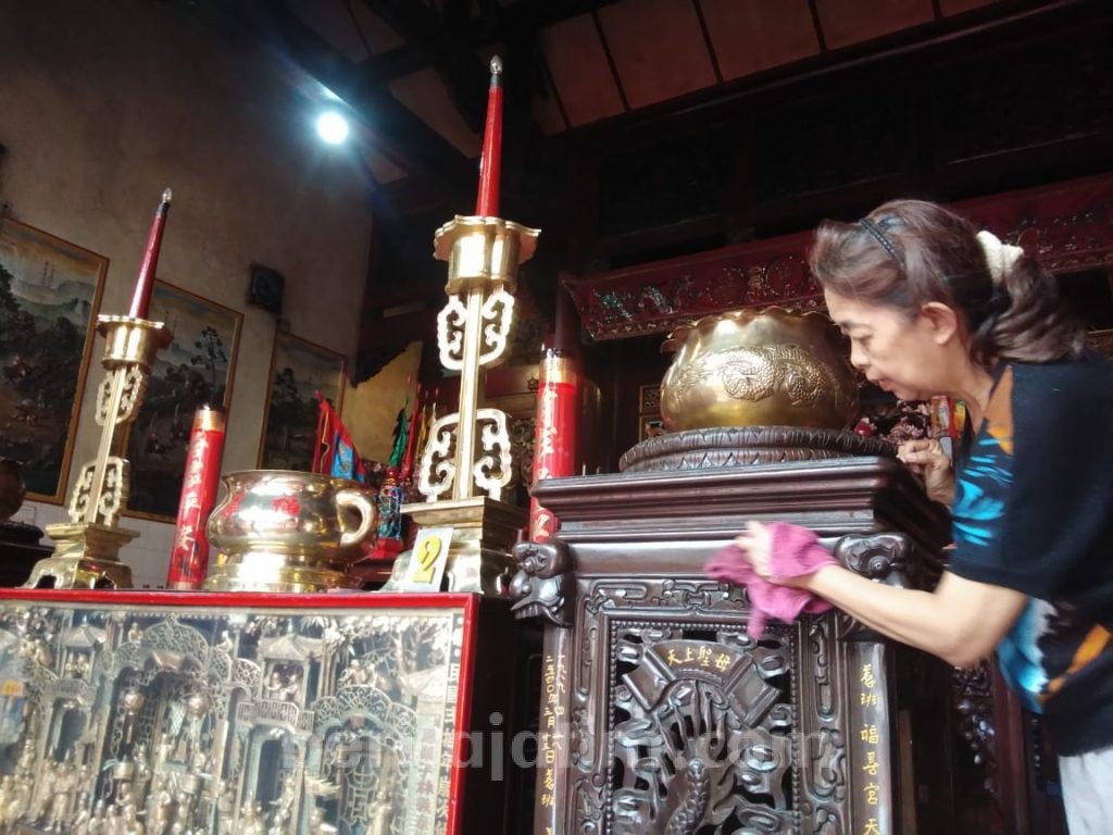 Puluhan Patung Dewa-Dewi di Klenteng Tri Dharma Hok Sian Kiong Dibersihkan