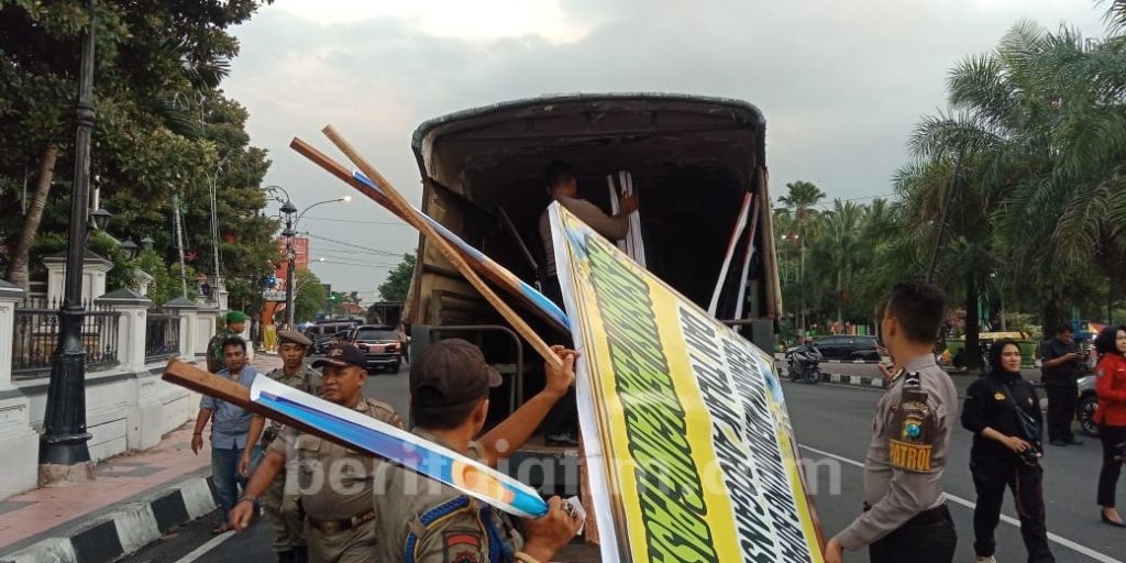 Polisi Tertibkan Baliho dan Spanduk di Pendapa dan Gedung DPRD Jember