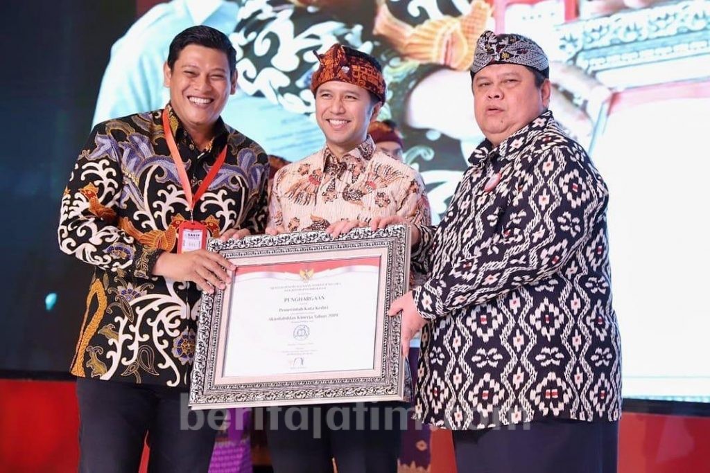Walikota Kediri Terima Penghargaan Prestasi SAKIP Predikat BB