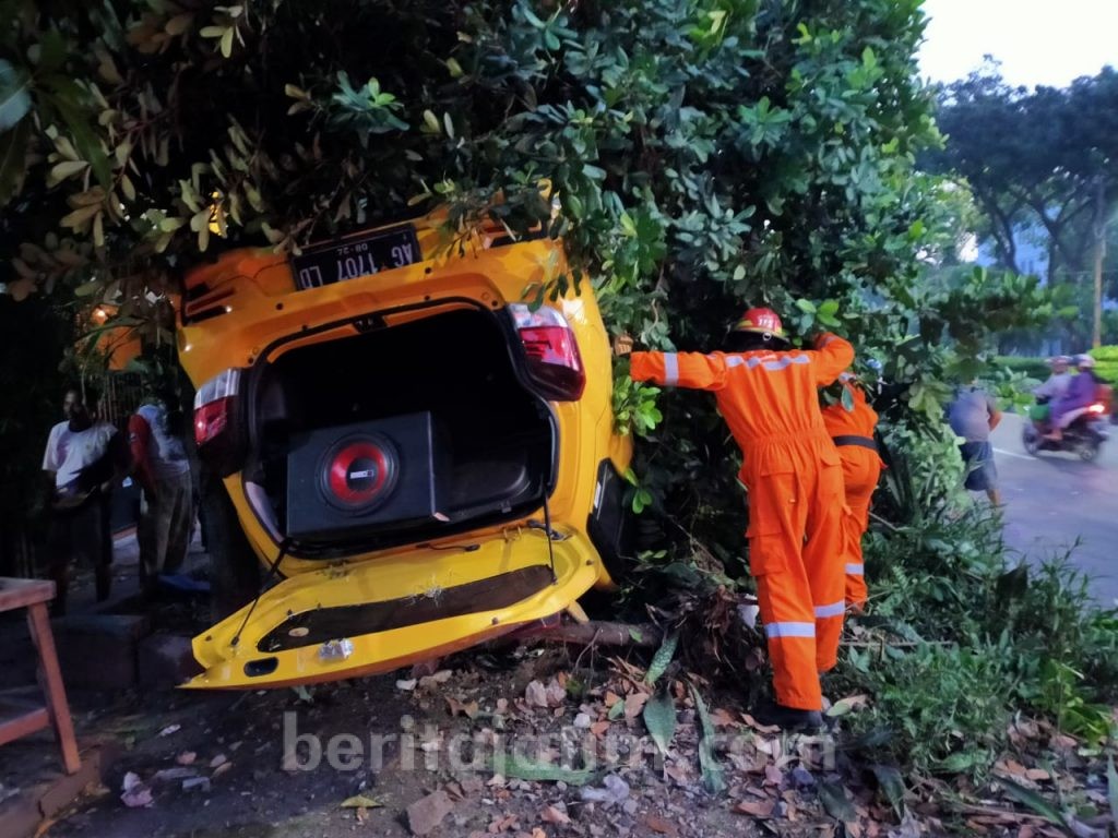 Mobil Agya Kuning Tabrak Trotoar dan Pohon, Ini Penjelasan Polisi