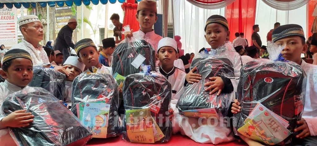 Senangnya Anak Yatim Dapat Hadiah di HUT Ke-10 Polres Pelabuhan Tanjung Perak