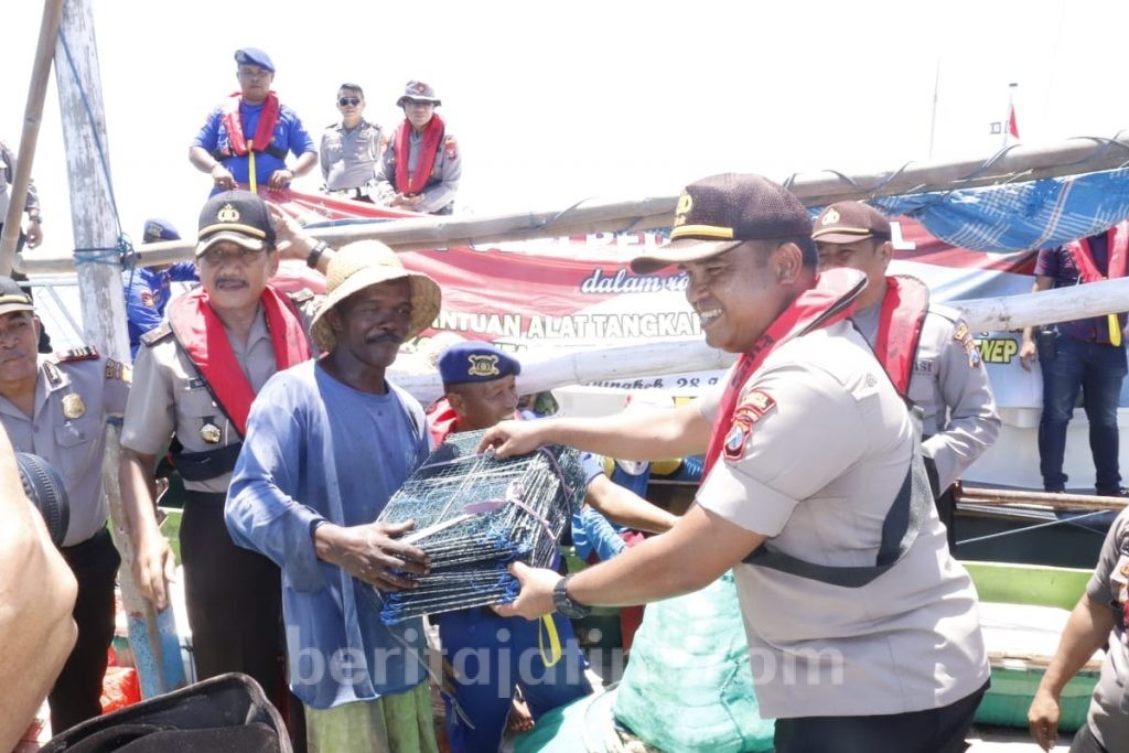 Polres Sumenep Bagikan ‘Bubu’ untuk Nelayan