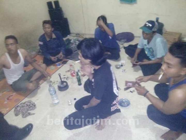 Polsek Driyorejo Amankan 6 Pemuda yang Asyik Pesta Miras