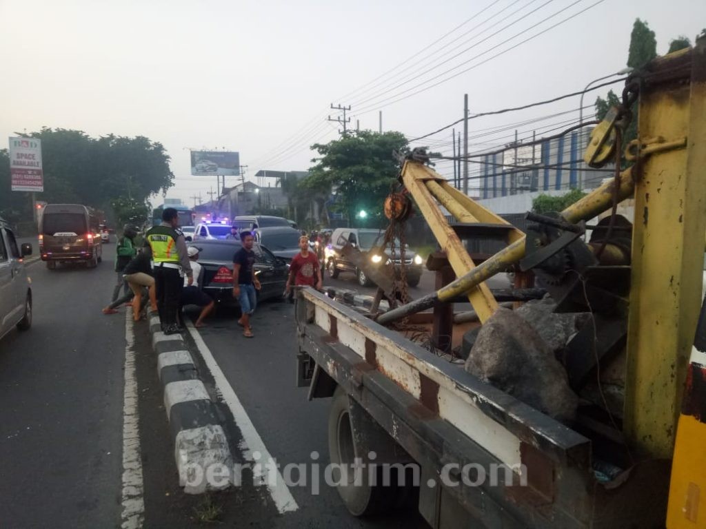 Usai Lintasi Jembatan Layang Waru, Mercedes Benz Hantam Xenia