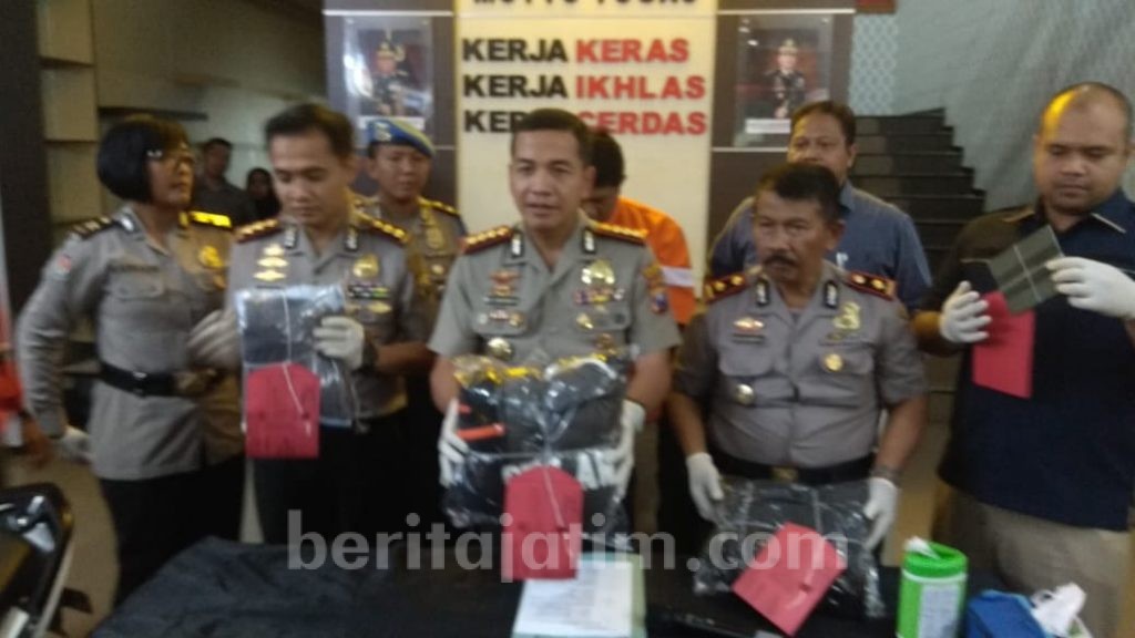 Pelaku Penipuan Ditangkap Polisi saat Jalan-jalan Dengan Pacar