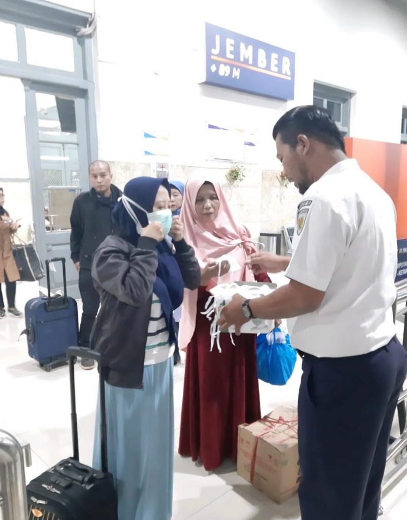 Tangkal Corona, Daop 9 Sebar Masker di 8 Stasiun