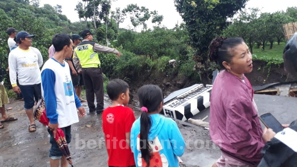 Diterjang Banjir Lumpur, Jembatan Putus