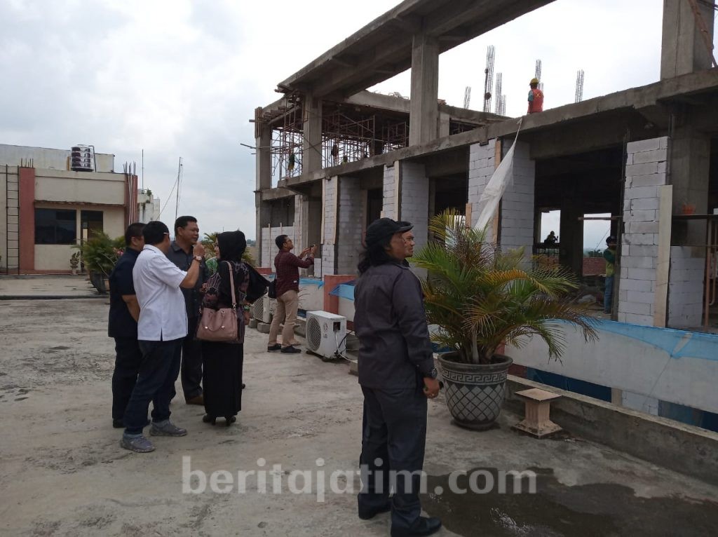 PKB Soroti ‘Gedung Hantu’ yang 5 Tahun Mangkrak di RSD dr. Soebandi Jember Anggota DPRD Jember melakukan sidak terhadap proyek pembangunan fisik gedung rawat jalan empat lantai di Rumah Sakit Daerah dr. Soebandi di Kabupaten Jember, Jawa Timur yang belum juga kelar, Januari 2020.