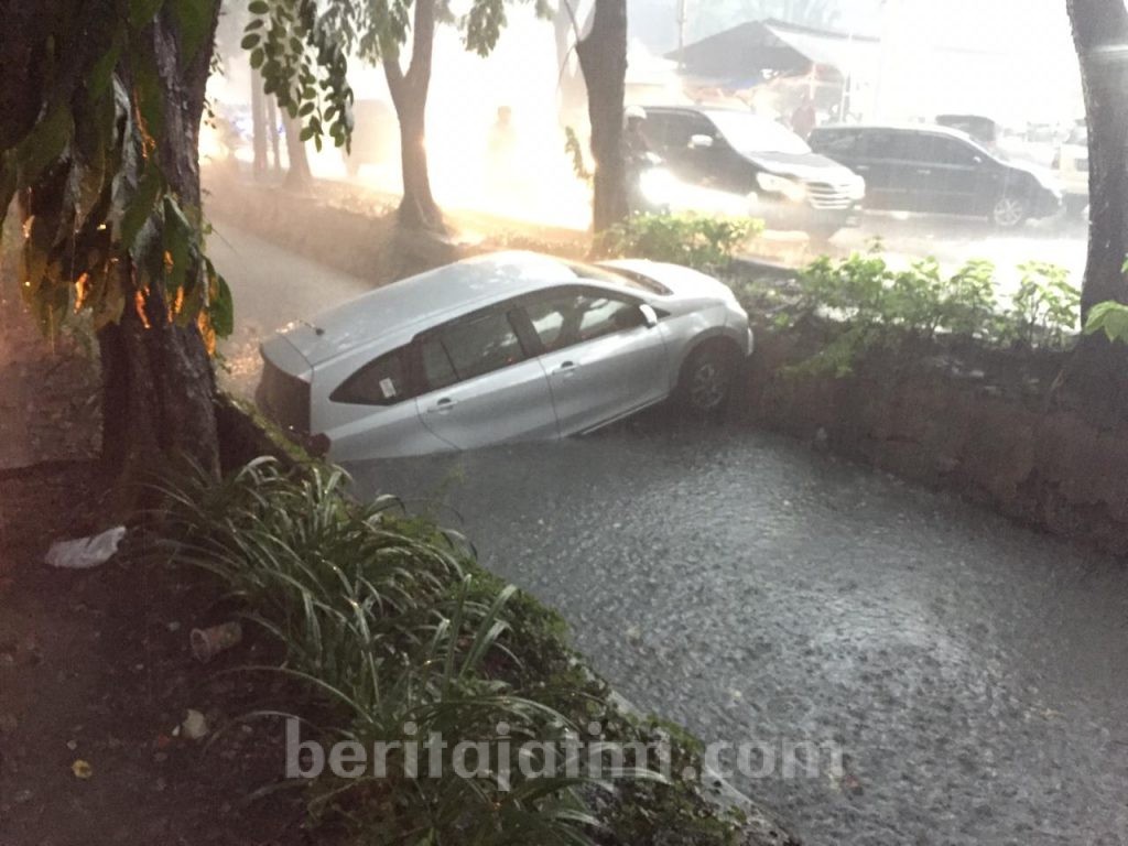 Hujan Deras, Mobil Terperosok di Selokan Gayung Kebonsari Surabaya