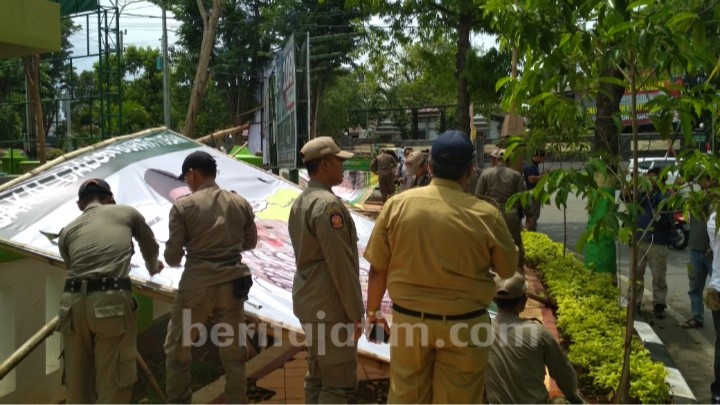 Tabrak Aturan, Baliho Bakal Calon Bupati Tuban Ditertibkan