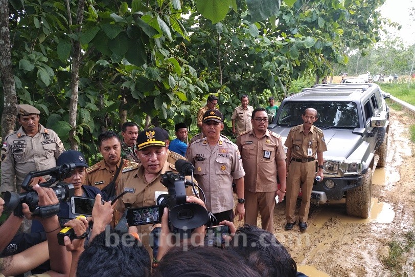Bupati Sampang Tinjau Jalan Kabupaten yang Menyerupai Sawah