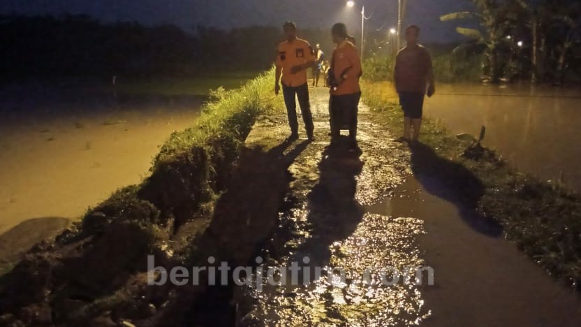 Hujan Deras, Tembok Penahan Jalan di Mojokerto Jebol