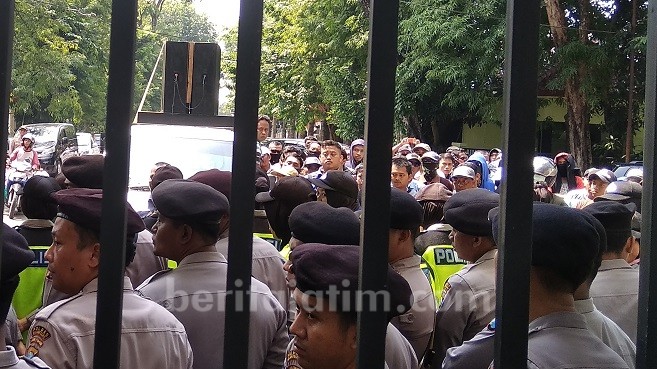 Warga Sekitar Pembangunan Pabrik Batching Plant Demo ke DPRD