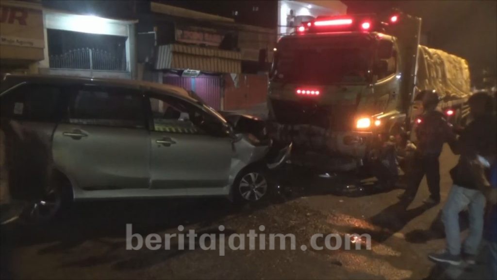 3 Orang Tewas dalam Kecelakaan Minibus Vs Tronton di Mojoagung