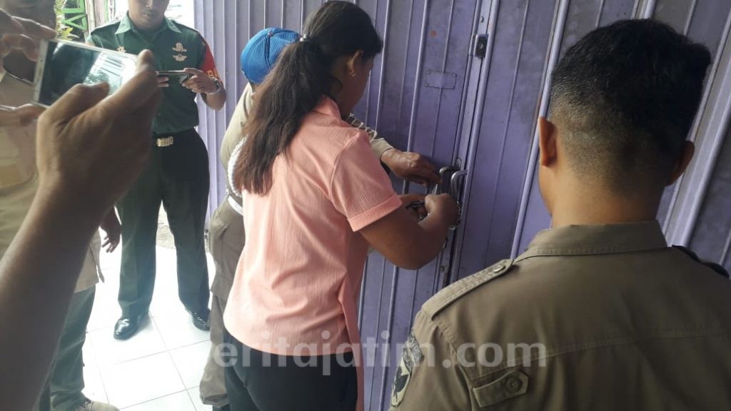 Tak Berizin, Satpol PP Kota Kediri Segel Panti Pijat Classic