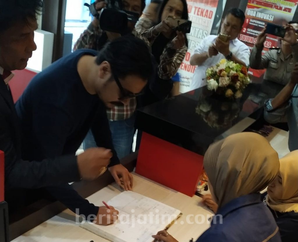 Terseret Kasus Investasi Bodong, Penyanyi Ello Datangi Polda Jatim