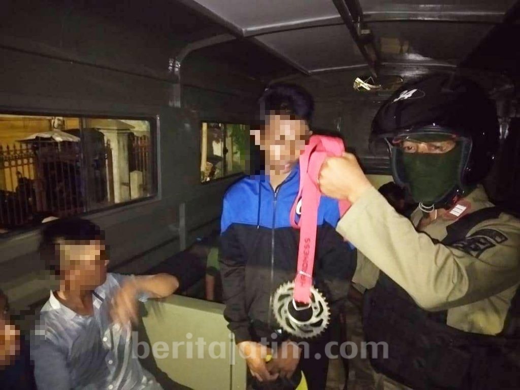 26 Remaja Mau Tawuran Bawa Golok, Gir Sakti, Sabuk Gesper Diamankan Polrestabes Surabaya