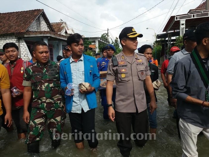 Banjir Kali Lamong Surut, Polisi dan Mahasiswa Gresik Gelar Baksos