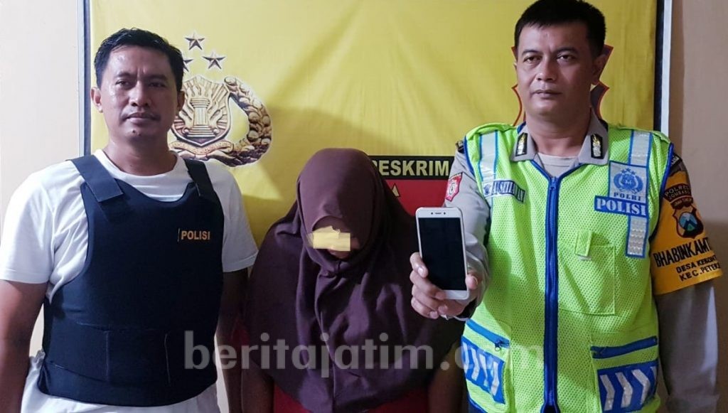 Wanita Berjilbab Itu Curi Smartphone