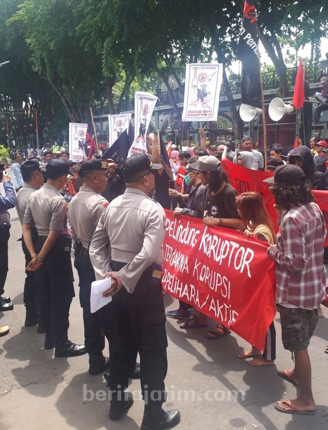 Gedung DPRD Gresik Dikepung Massa Kompak