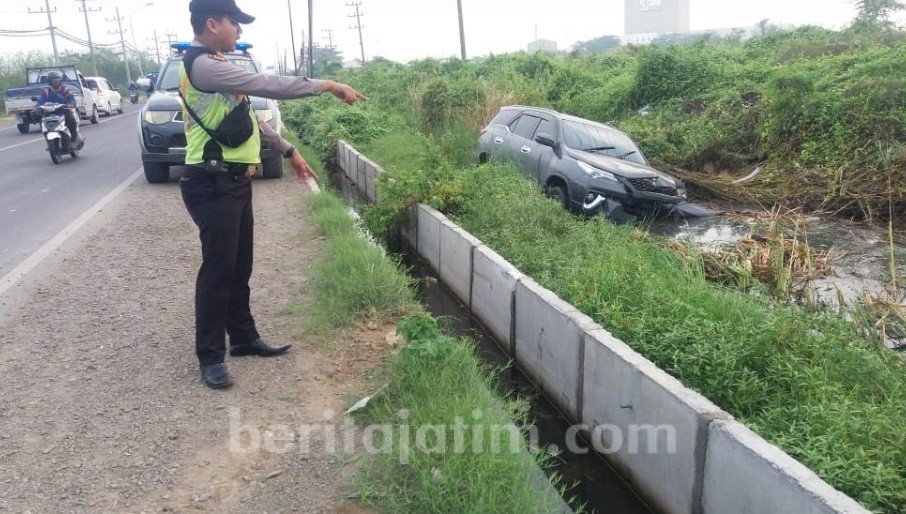 Diduga Sopir Ngantuk, Mobil Fortuner Tercebur ke Tambak