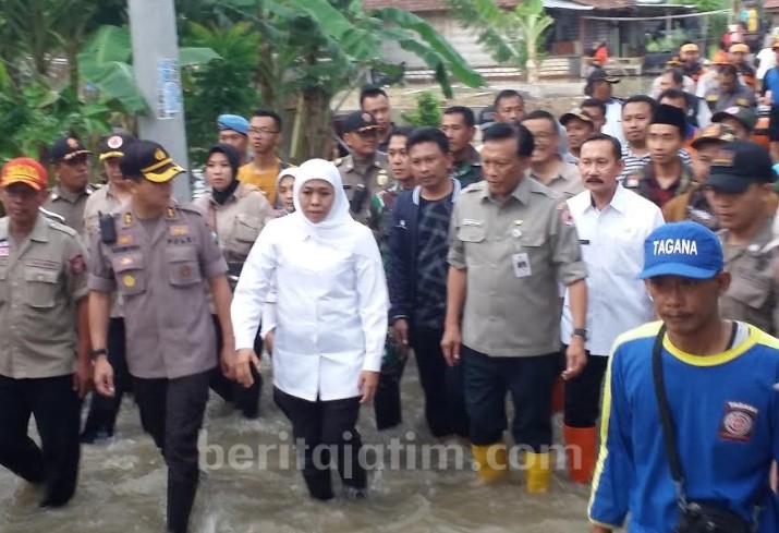 Gubernur Khofifah Sambangi Pengungsi Banjir di Gresik