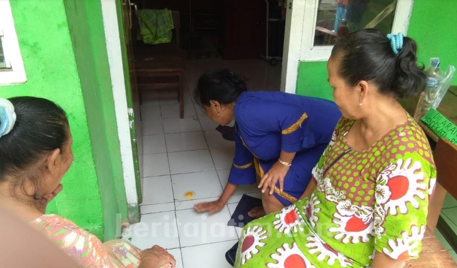 Keramik Ruang UKS SDN Tropodo Mendadak Hangat, Warga Langsung Terapi