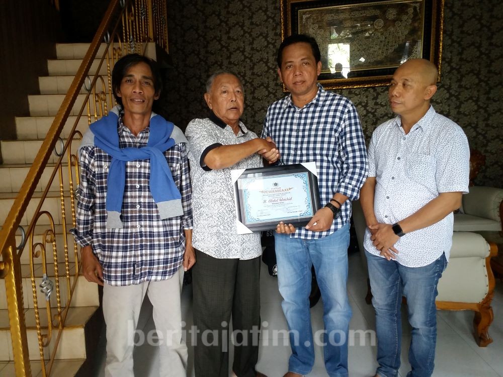 PWI Jatim Beri Penghargaan Kepada Wartawan Senior Gresik