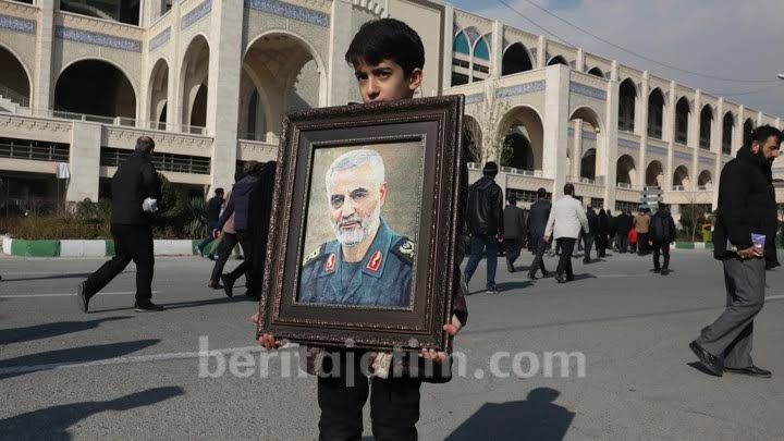 Puluhan Ribu Warga Irak Berduka atas Kematian Soleimani