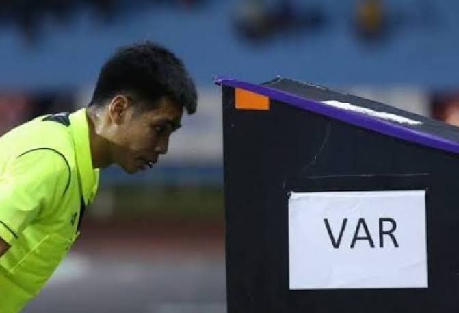 Penggunaan VAR dalam Sepakbola Dinilai Telah Berlebihan
