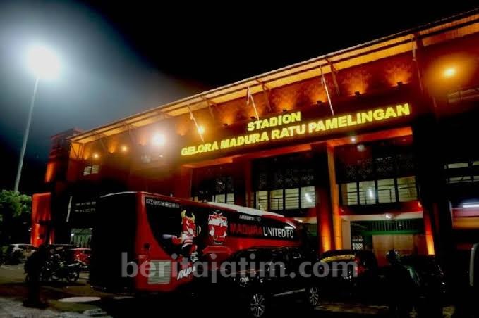 ‘Bola Panas’ di Area Stadion Gelora Madura