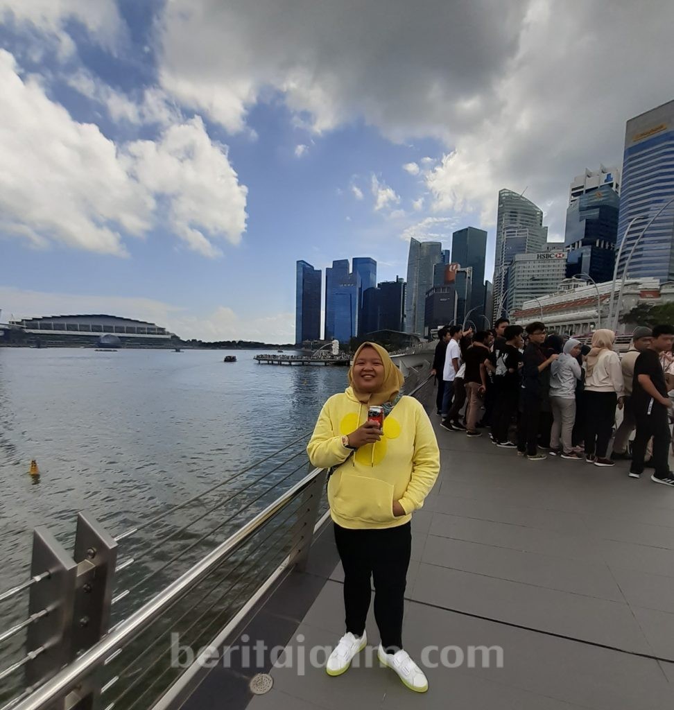 Menikmati Taman Queen Elizabeth Walk Singapura
