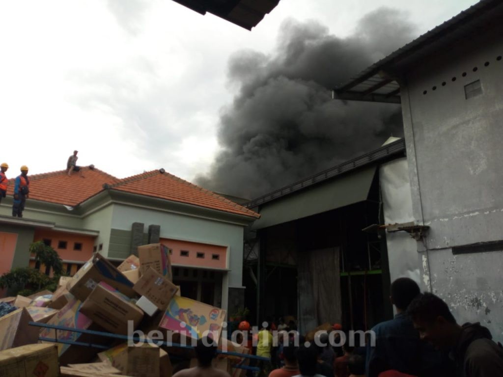 Gudang Berisi Kembang Api dan Mainan Anak di Jombang Terbakar