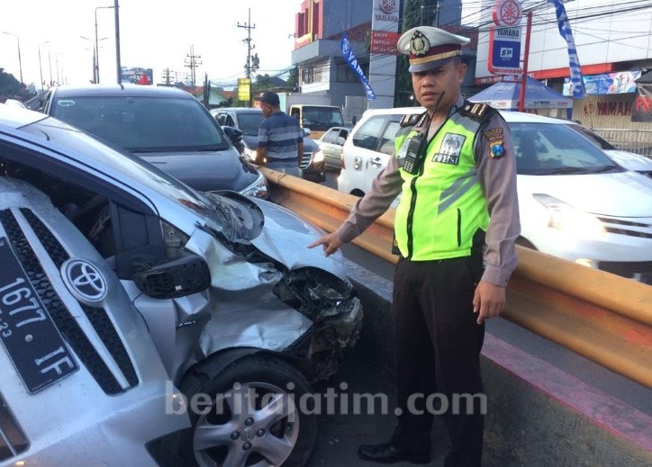Wanita Cantik Ini Tabrak Mobil di Jembatan Layang Waru