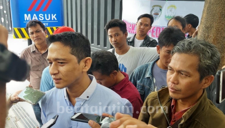 Merasa Tidak Dirugikan, Puluhan Member MeMiles Geruduk Polda Jatim