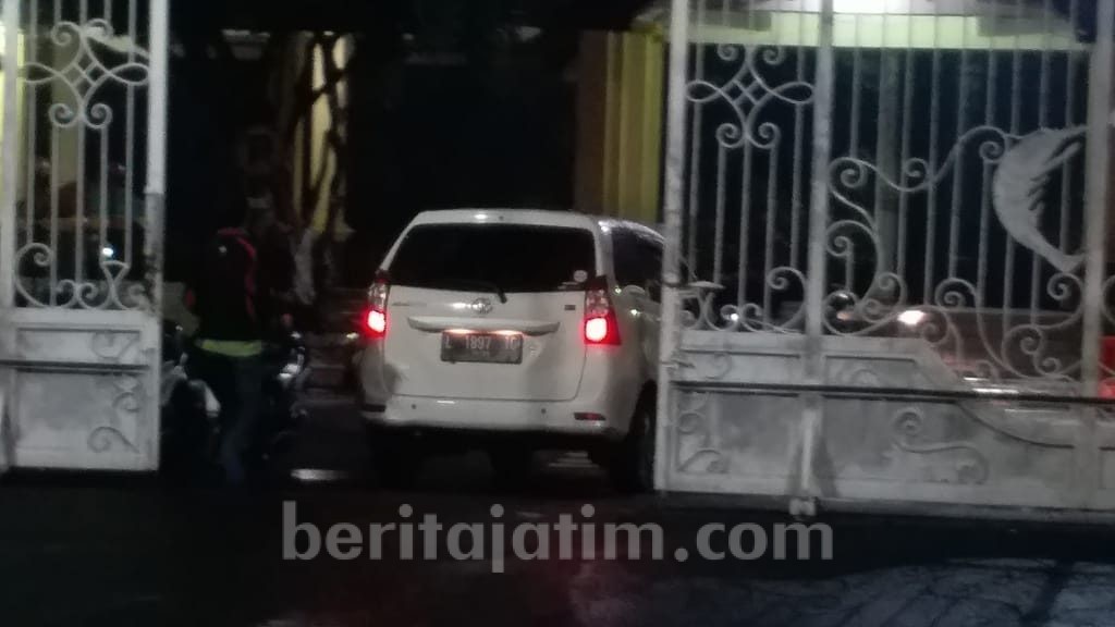 Usai Penggeledahan, Minibus Warna Putih Tinggalkan Kantor Bupati Sidoarjo