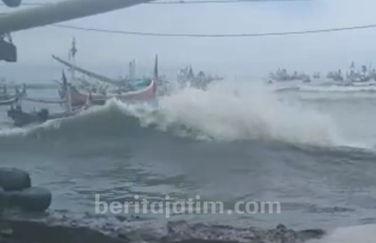 Ombak Besar Hantam Pelabuhan Muncar Banyuwangi