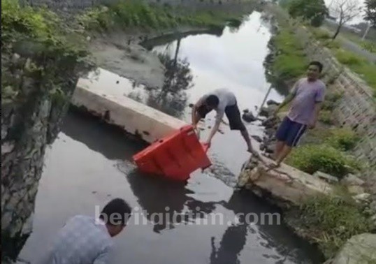 Pembatas CFD Sampang Dibuang ke Sungai