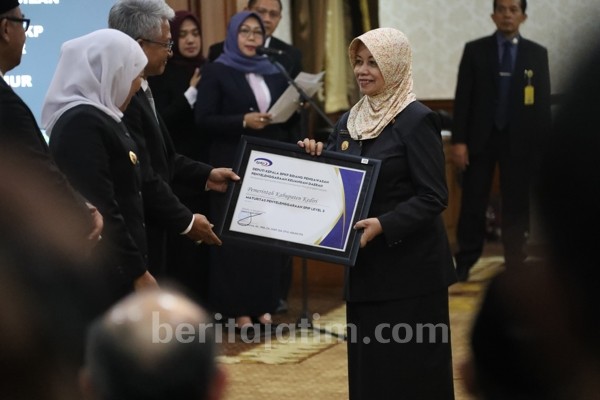 Bupati Kediri Terima Penghargaan Maturitas SPIP Level 3 Jatim