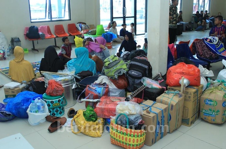 Tak Ada Kapal Berlayar, Ratusan Penumpang Nginap di Pelabuhan Kalianget