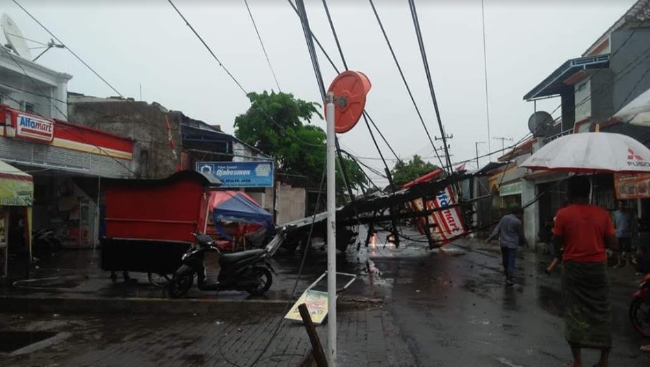 Hujan Angin Terjang Waru Sidoarjo, Pohon dan Tiang Listrik Ambruk