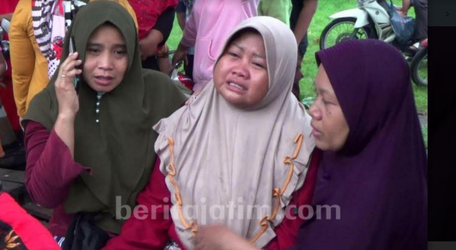 Tangis Ibu 3 Siswa Pecah, Warga Ikut Teteskan Air Mata