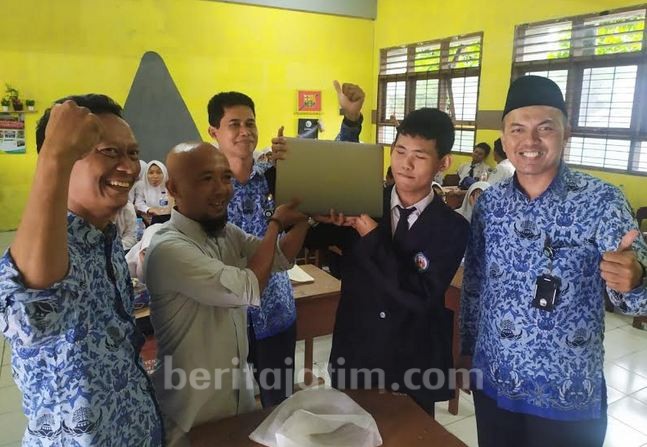 Muhdi Abdillah Siswa Tuna Netra dapat Bantuan Laptop Braile