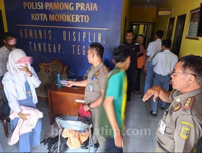 Nongkong di Warung saat Jam Pelajaran, Pelajar Diamankan Satpol PP Kota Mojokerto