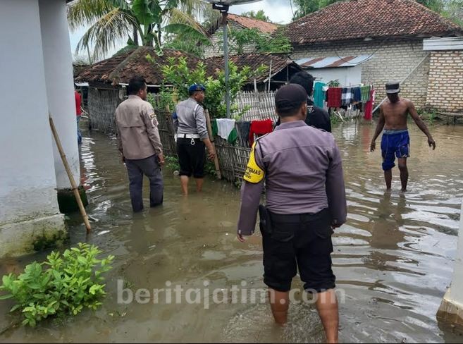 Tanggul Jebol, Rumah dan Sawah di Sumenep Terendam Banjir