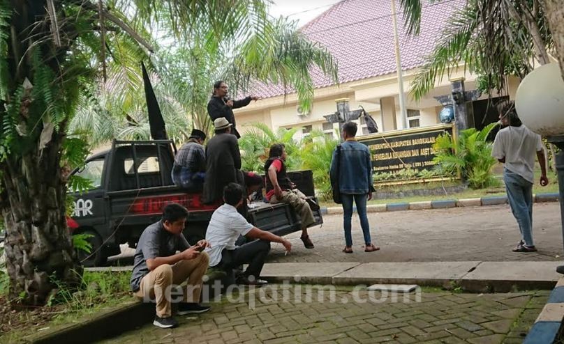 Diduga Ada Mobil Dinas Digadaikan, Kantor BPKAD Bangkalan Didemo