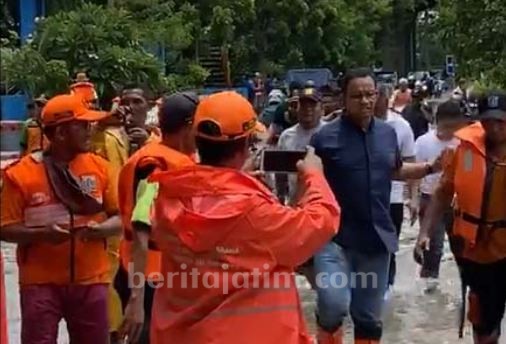 Foto Anies Baswedan Turun ke Lokasi Banjir Jakarta