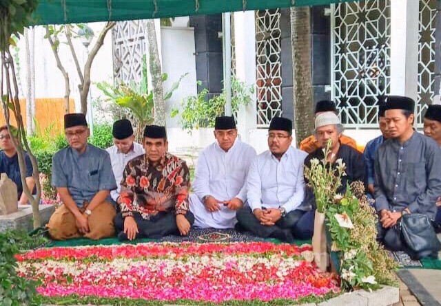 Kunjungi Tebuireng, Wakil Ketua MPR Ziarahi Makam Gus Sholah