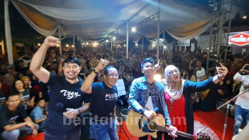 Ngopi Bareng Setiajit, Ribuan Millenial Tuban Dihibur Penampilan Tri Suaka