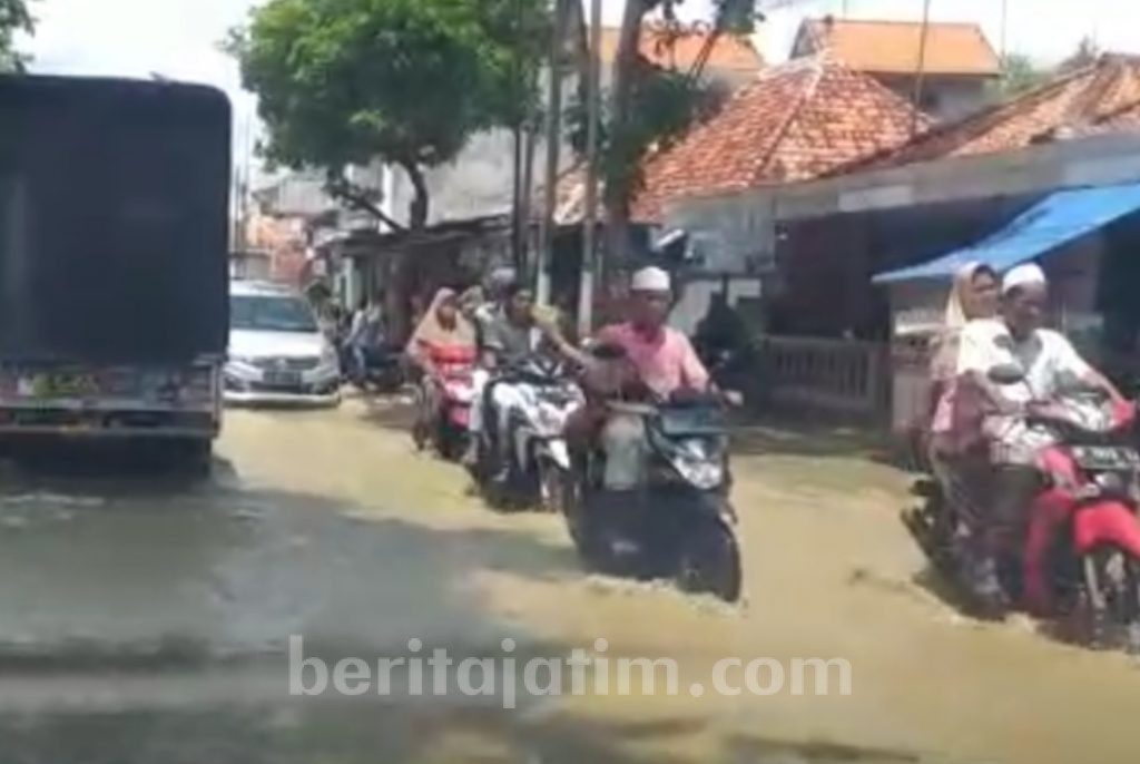 Jalan Raya Blega Banjir, Arus Lalin di Madura Terganggu